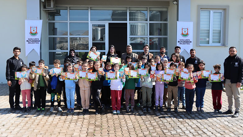 Şanlıurfa'da minik eller toprakla buluştu: Fıstık tohumu ekti