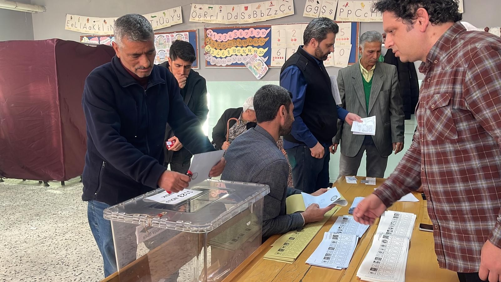 Şanlıurfa’da oy verme işlemi başladı