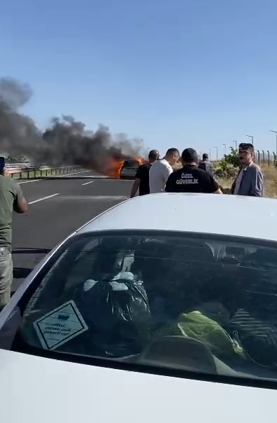 Şanlıurfa’da seyir halindeyken yanan araç kullanılamaz hale geldi