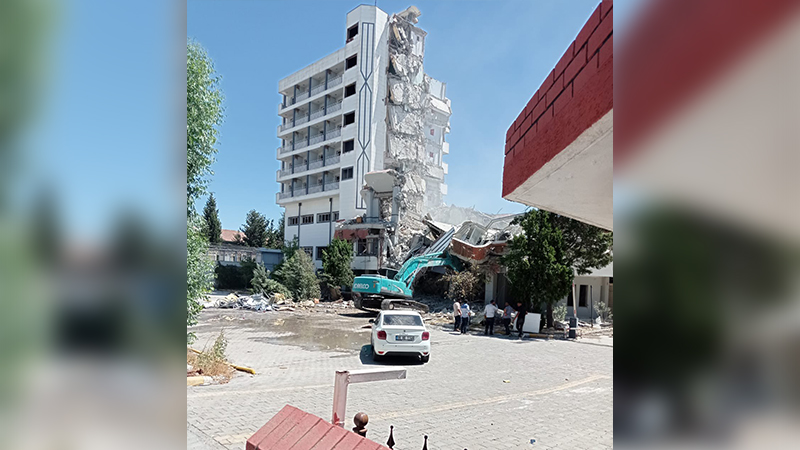 Haliliye’de bina yıkımında korkutan anlar