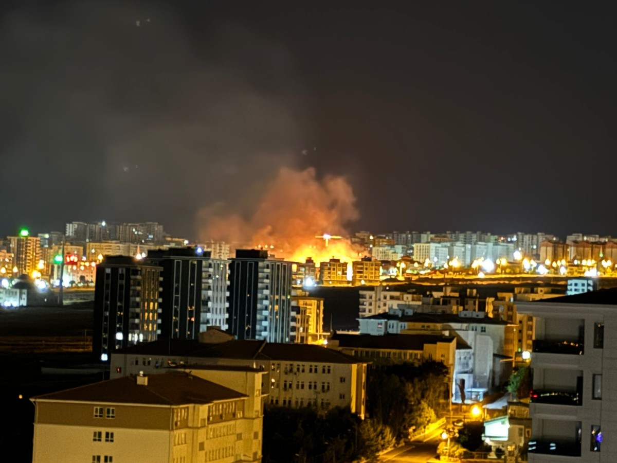 Karaköprü’de binalara sıçramadan söndürüldü