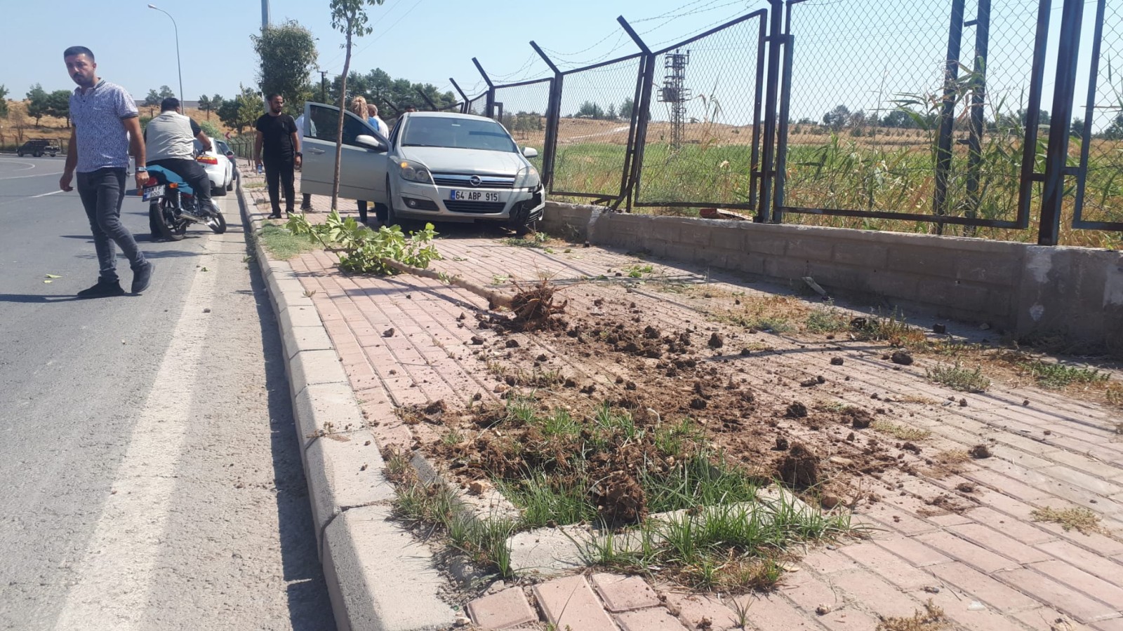 Haliliye’de araç kaldırıma çıktı