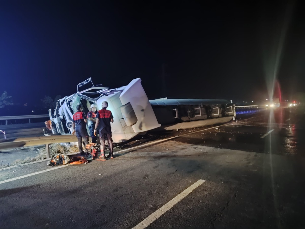 Şanlıurfa'da yakıt tankeri devrildi sürücüsü hayatını kaybetti