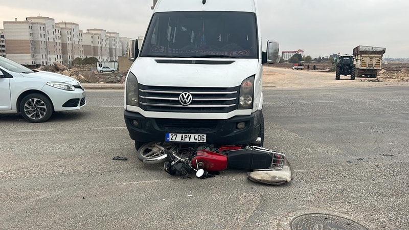 Şanlıurfa’da öğrenci servisi ile motosiklet çarpıştı: 1 yaralı